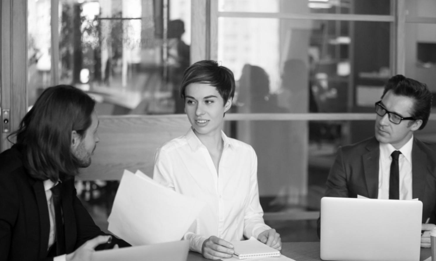 Séance de formation en finances personnelles avec participants engagés